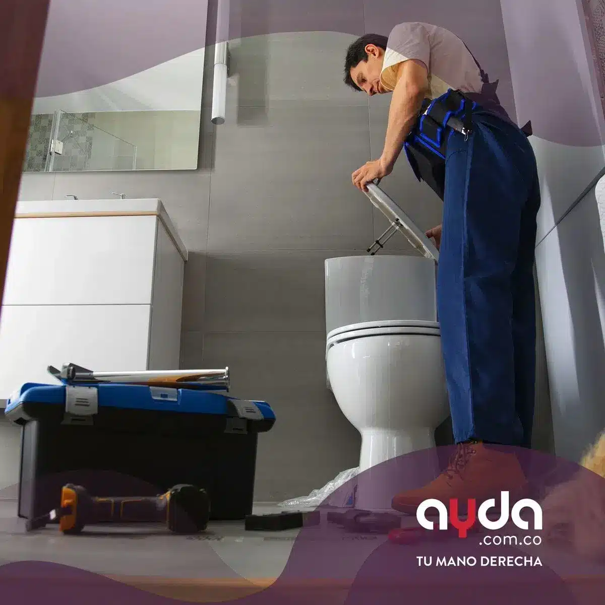 Plomero profesional reparando el baño como muestra de cómo destapar cañerías muy tapadas