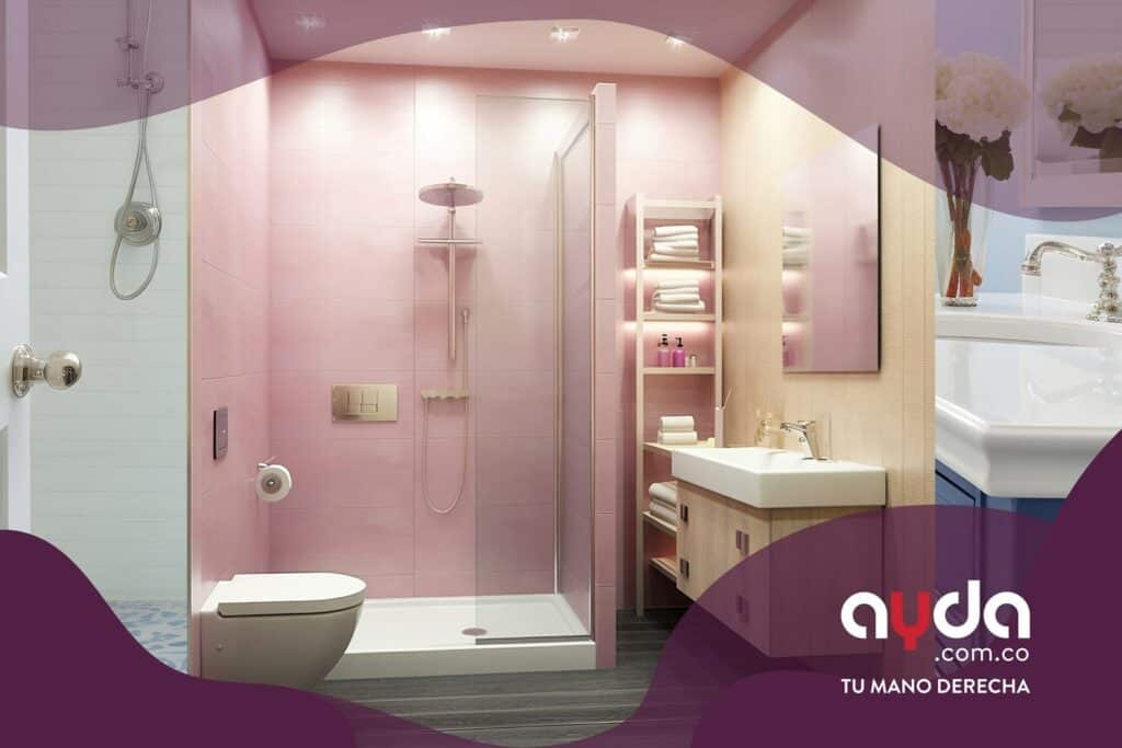 Remodelación de baño pequeño en color rosado claro con buena iluminación y acabados modernos.