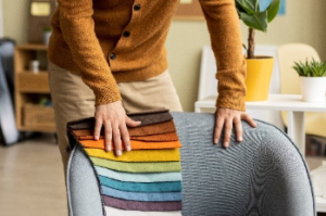 Persona mirando colores para tapizado de muebles 