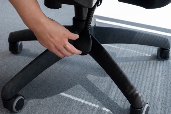 Especialista reparando silla de oficina -AYDA