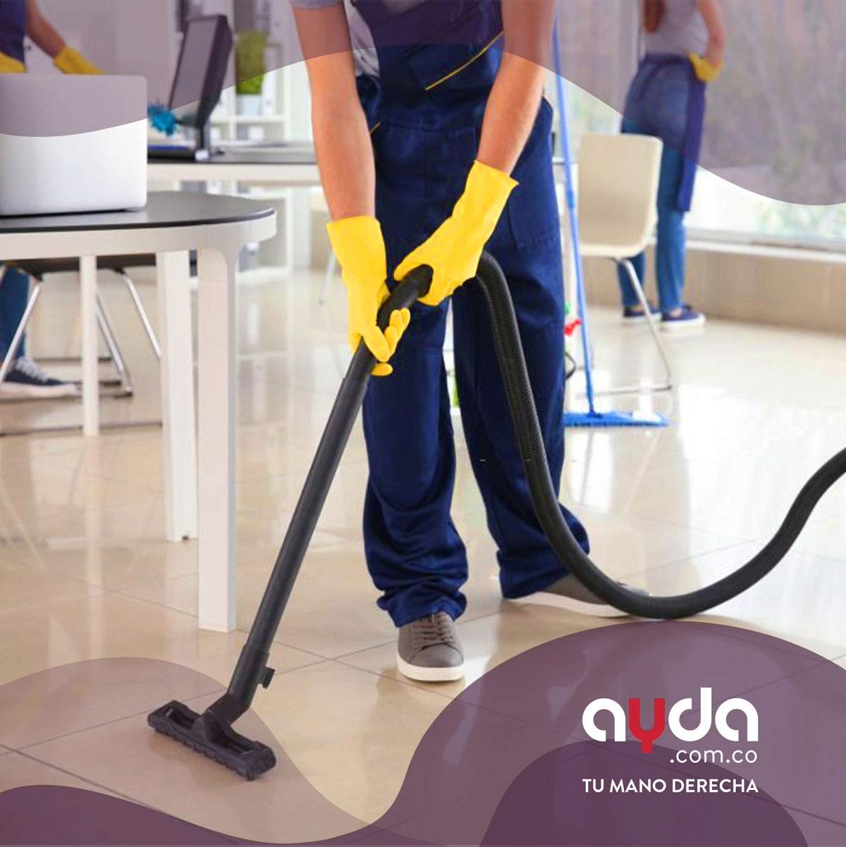 Servicio de limpieza de empresas en acción, con personal realizando tareas para mantener los espacios de trabajo limpios y listos para el uso de los empleados