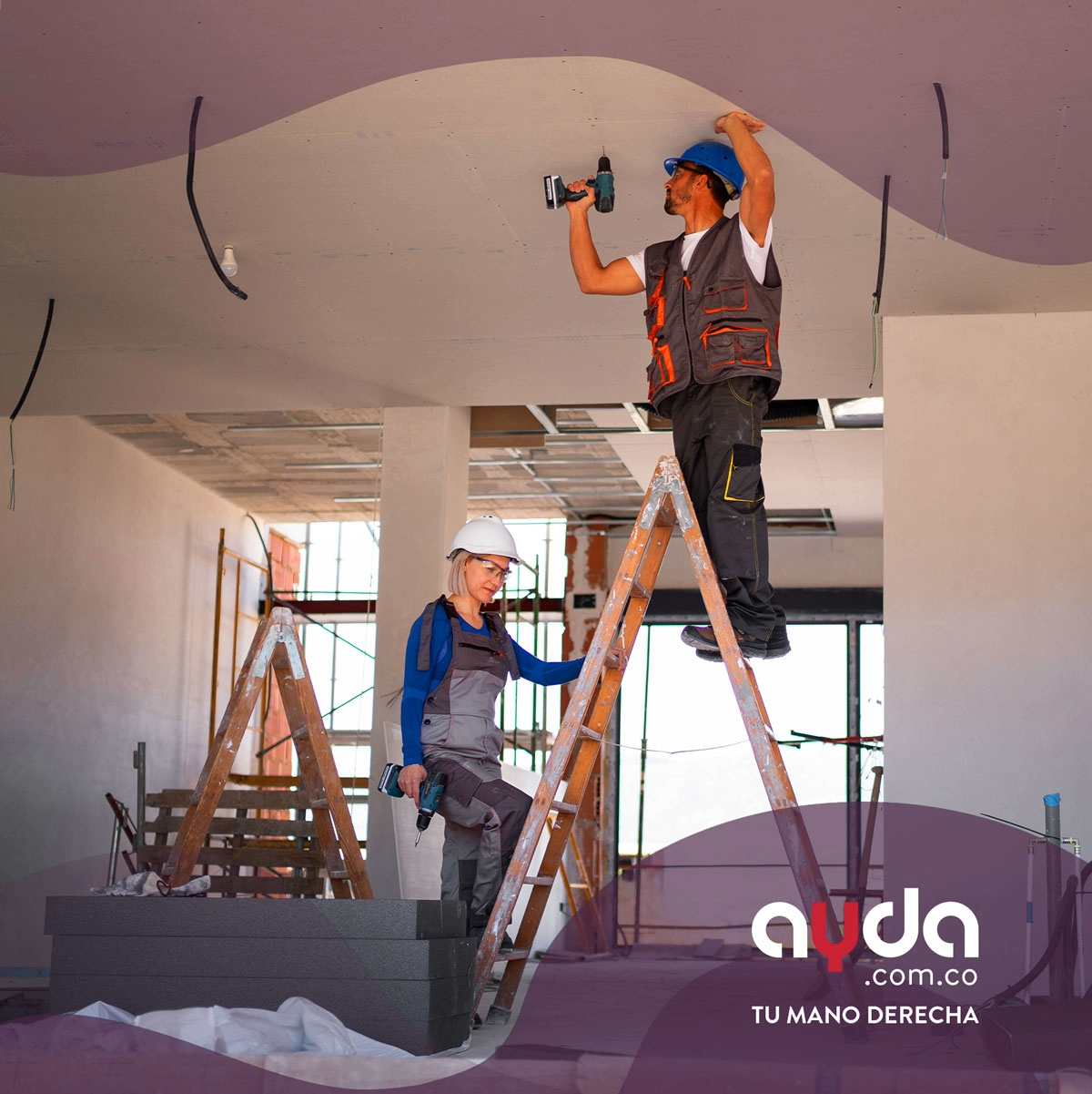 Profesionales trabajando en remodelación de casa, revisando el techo del espacio