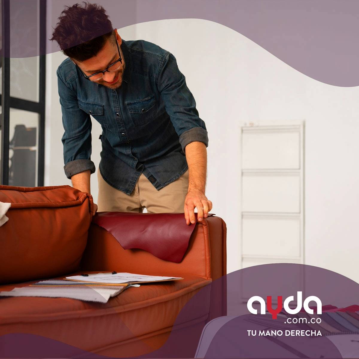 Persona mirando telas para tapizar muebles de sala