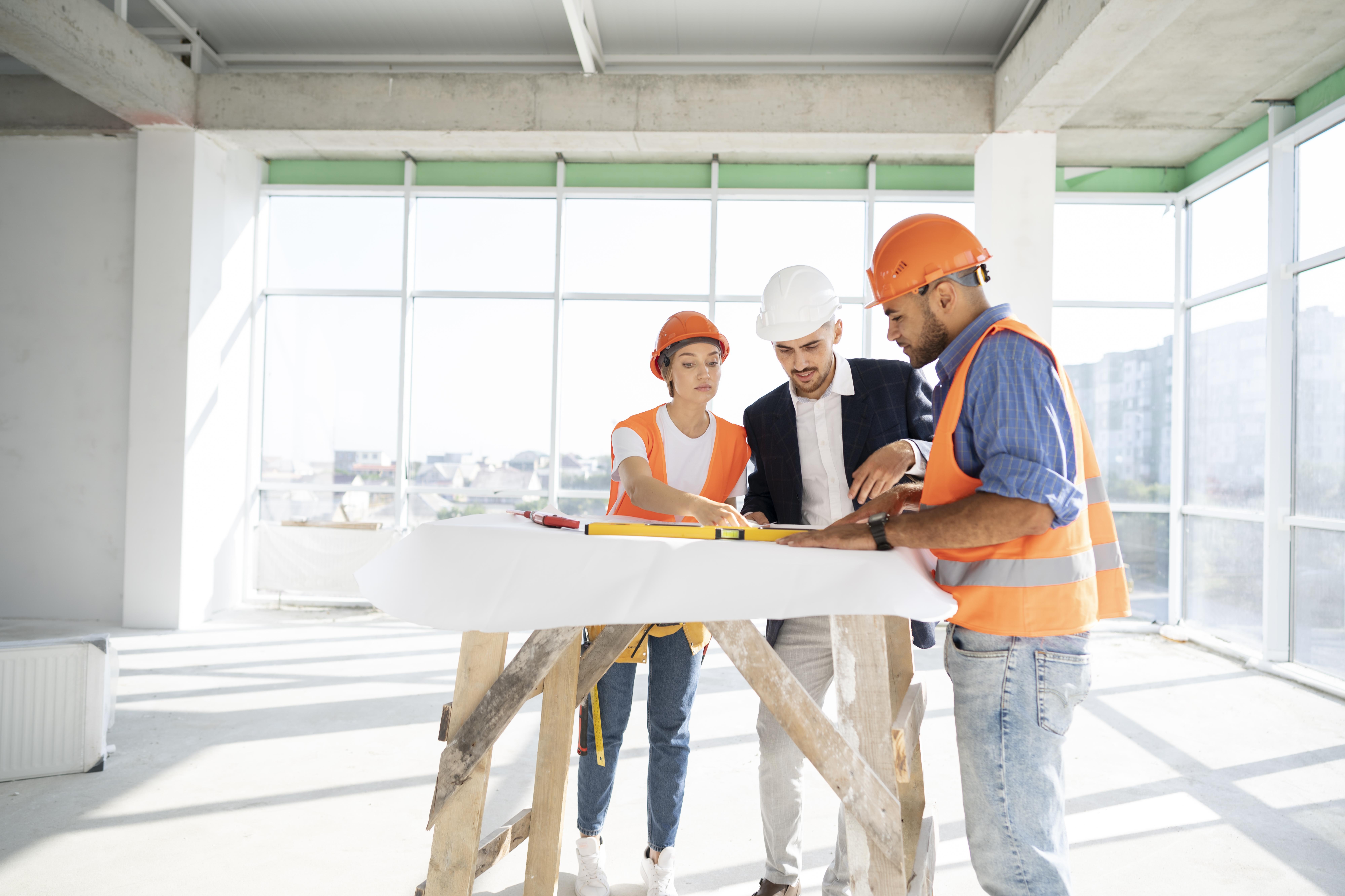 empresa de arquitectura y construcción supervisando proyecto en obra