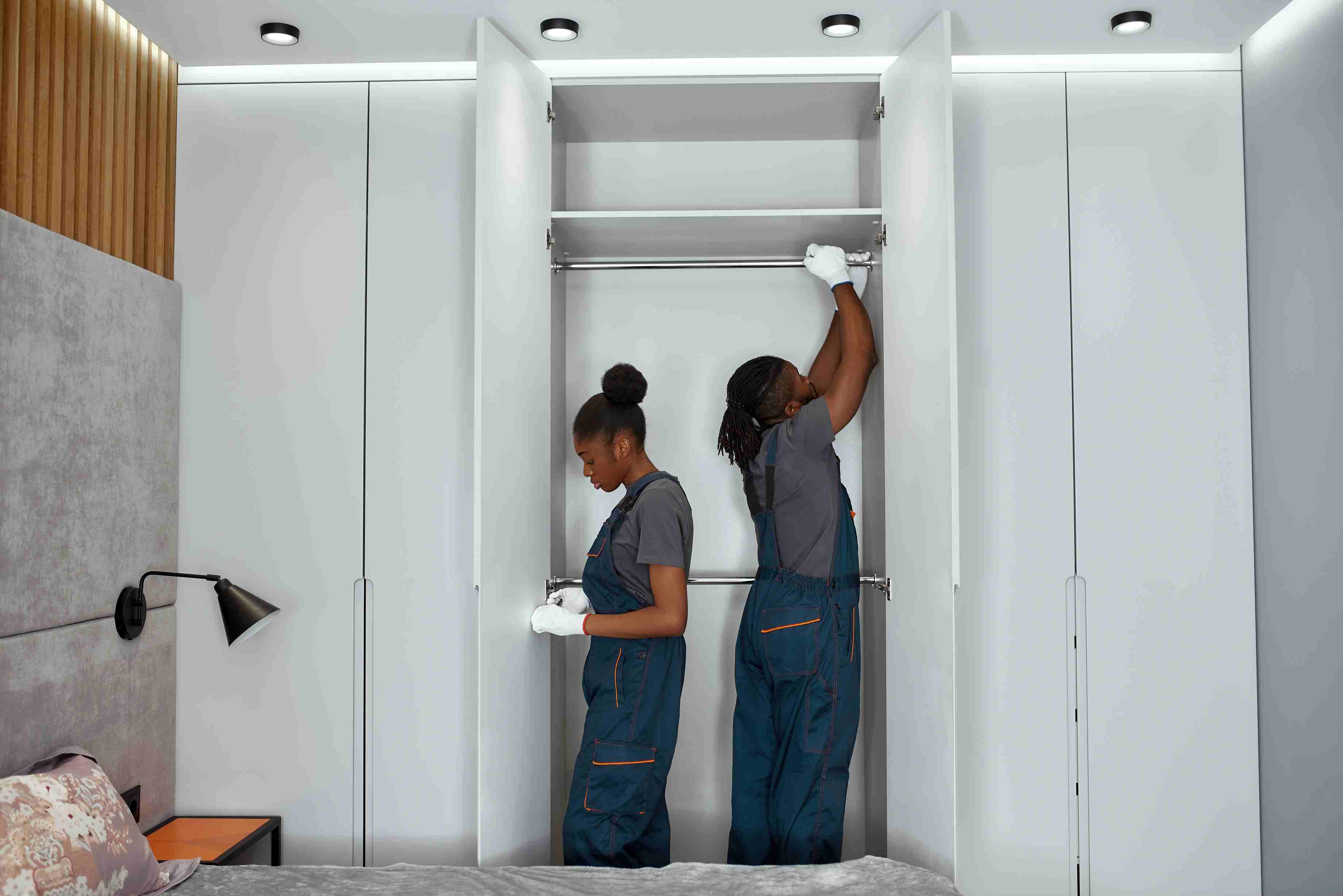 Instalando las barras colgadoras del closet empotrado-AYDA